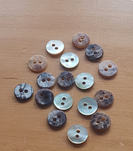 8 Round Buttons Brown Grey Black Wood Bone Effect Pearlised Plastic 0.80cm