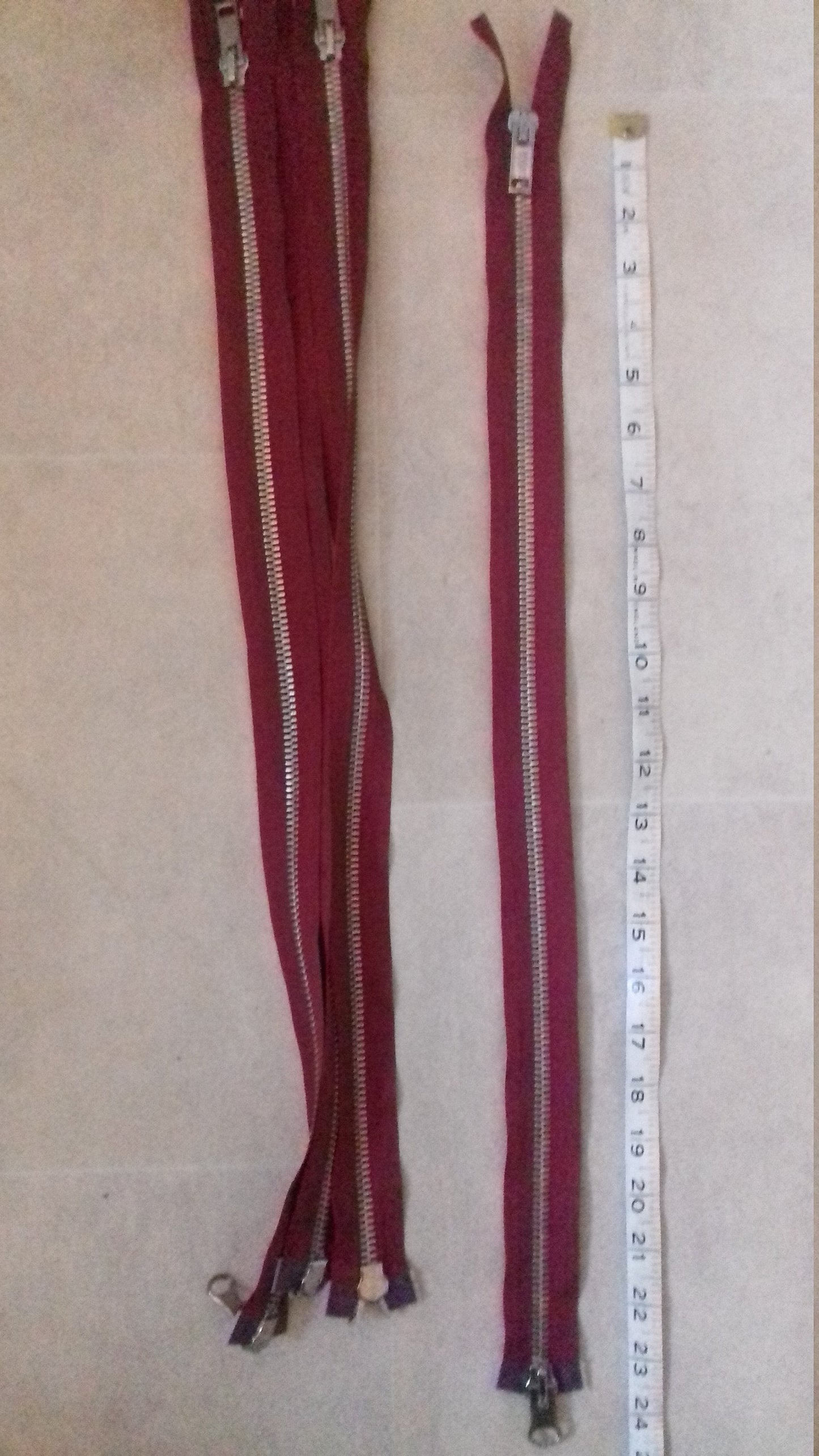 Deep raspberry zip red/burgundy very chunky heavy pale gold metal 23.5 inch (59.5cm) double ended Size 5