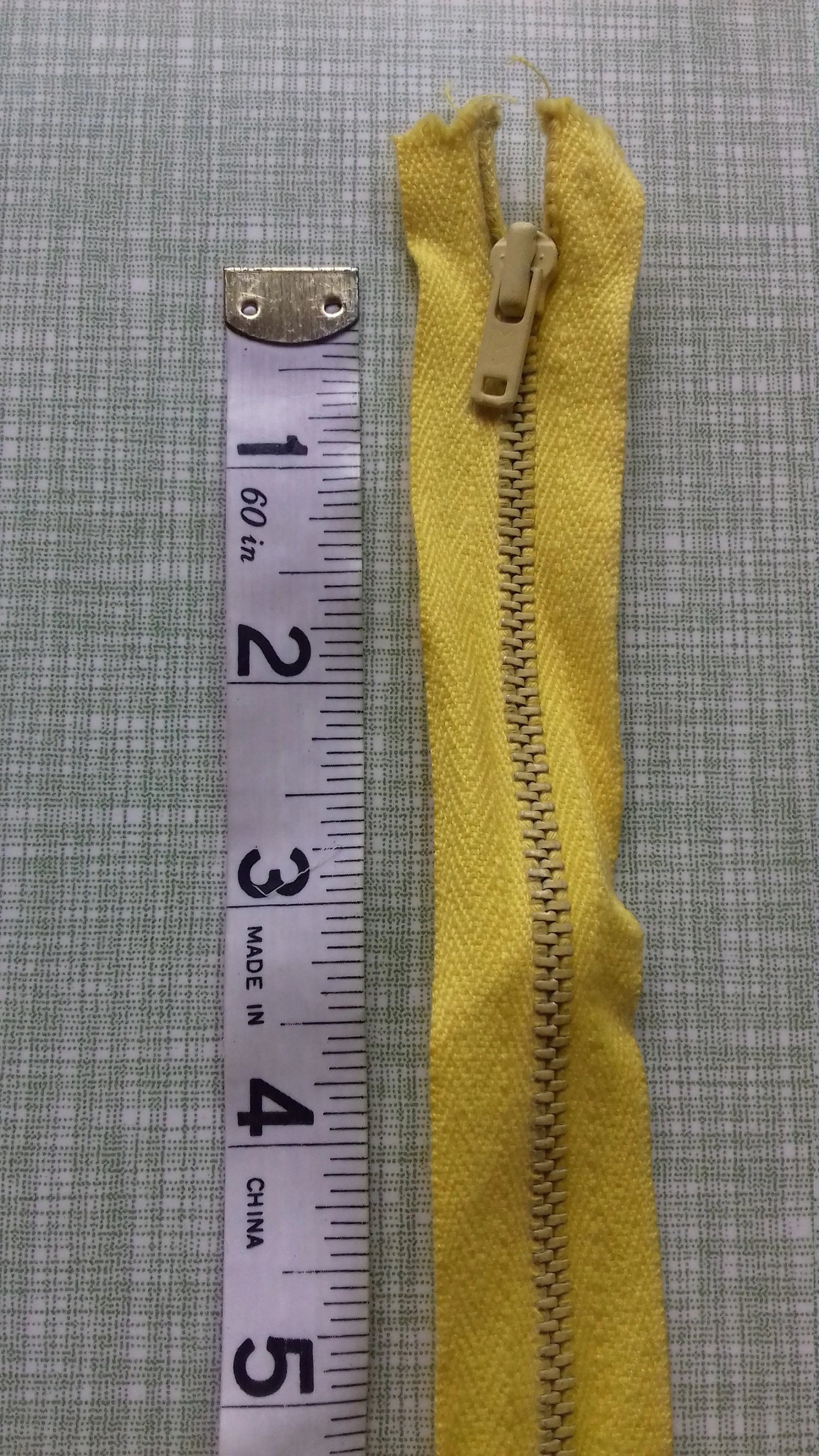 Yellow metal zip 20.5 inch (52cm) closed end