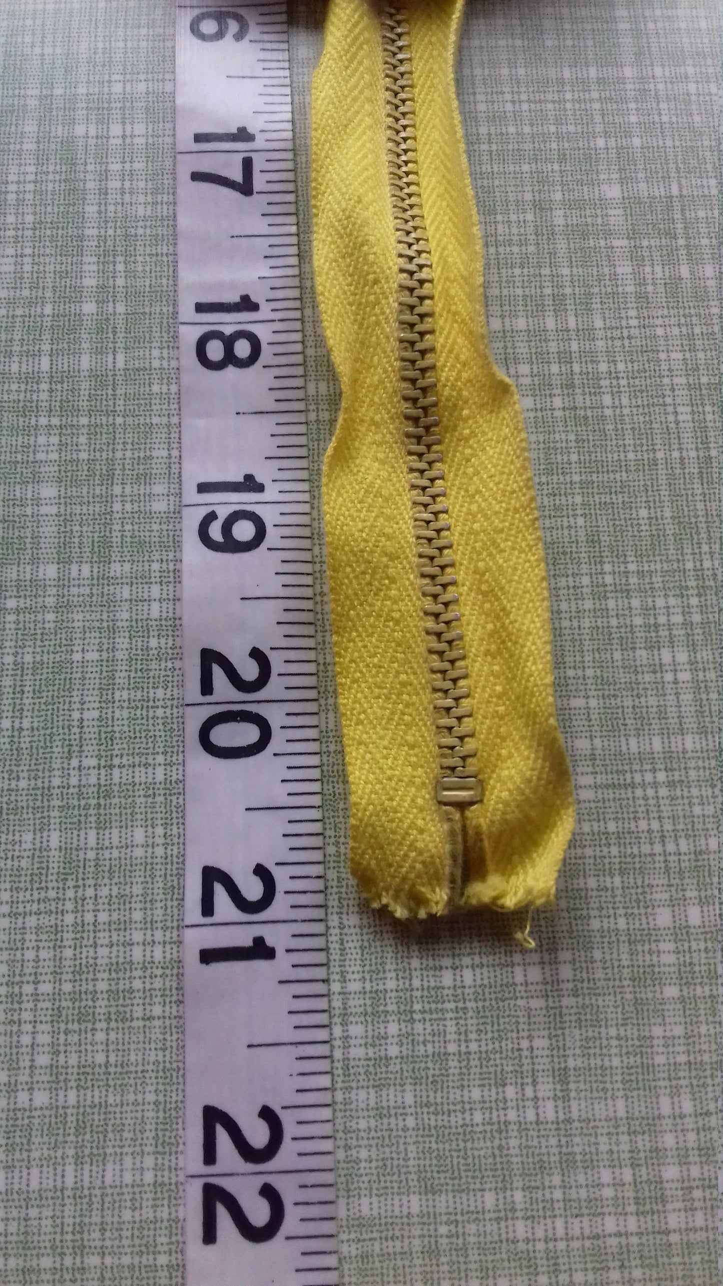 Yellow metal zip 20.5 inch (52cm) closed end