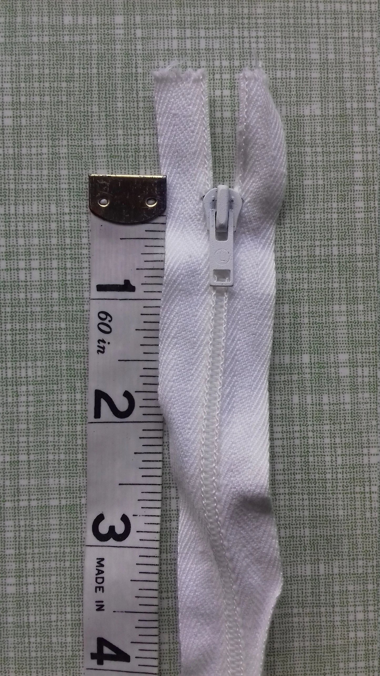 White nylon zip 22 inch (56 cm) closed end