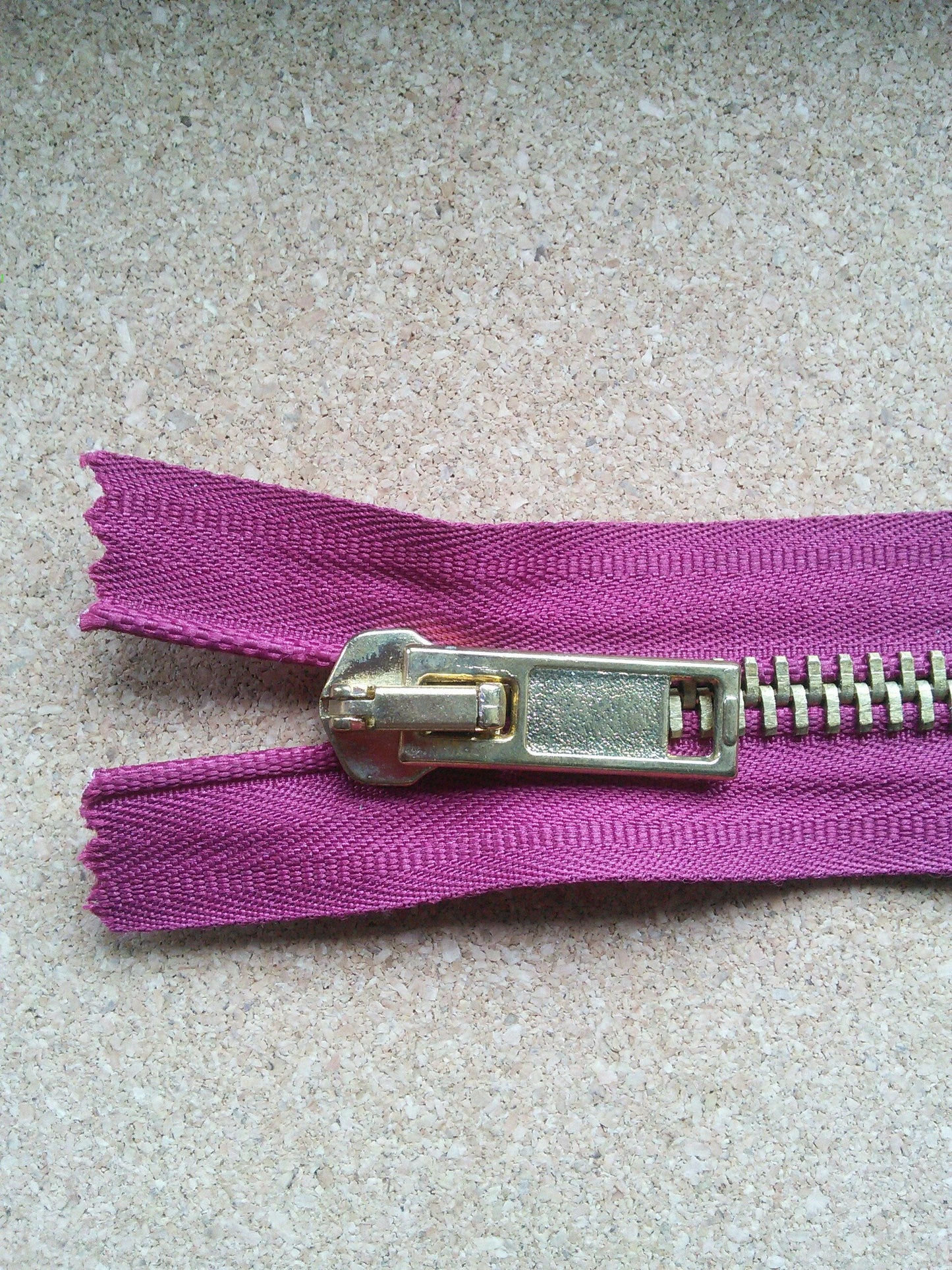 Deep raspberry zip red/burgundy very chunky heavy gold metal 6 inch (15cm) closed end Size 8