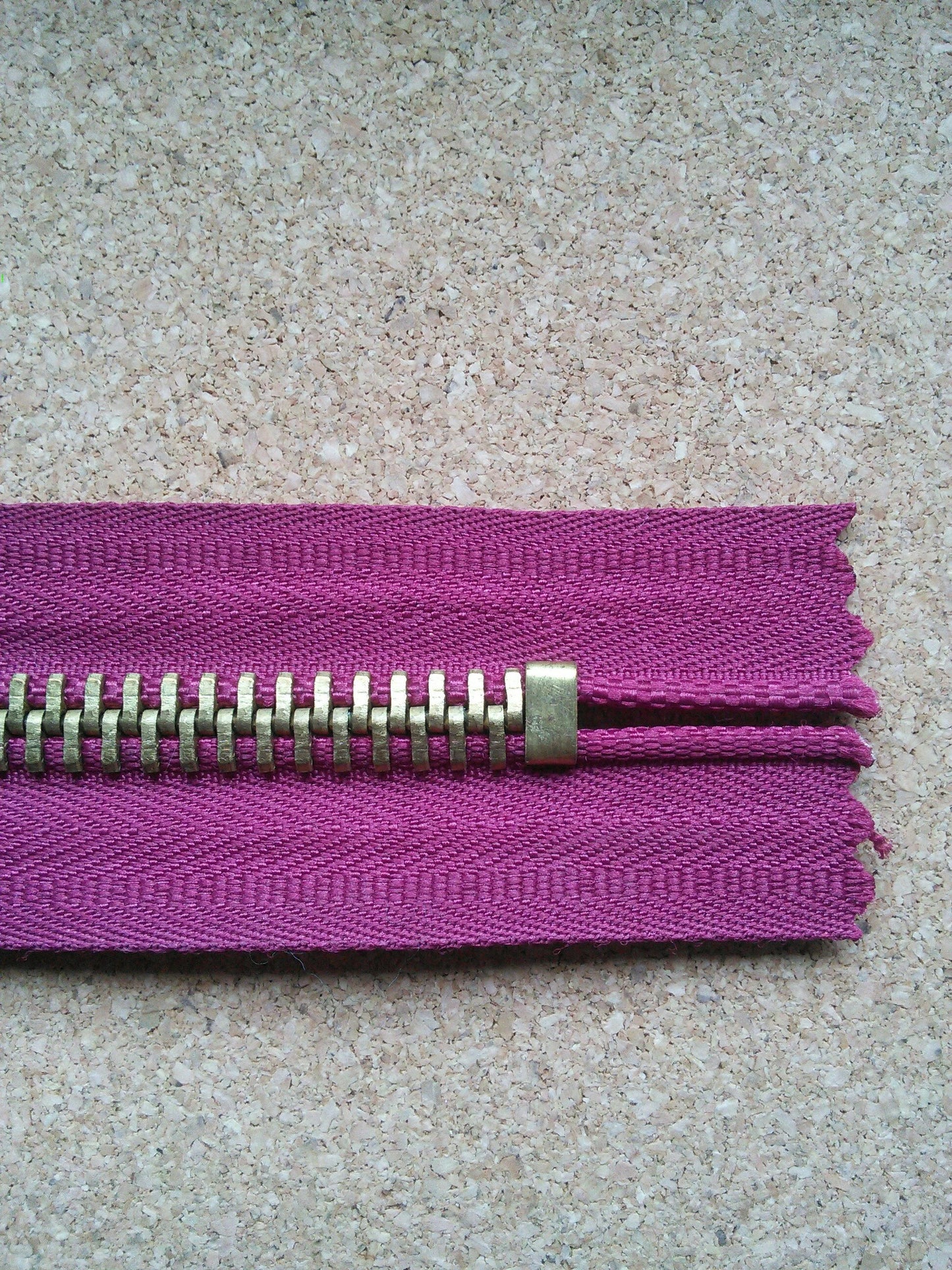Deep raspberry zip red/burgundy very chunky heavy gold metal 6 inch (15cm) closed end Size 8
