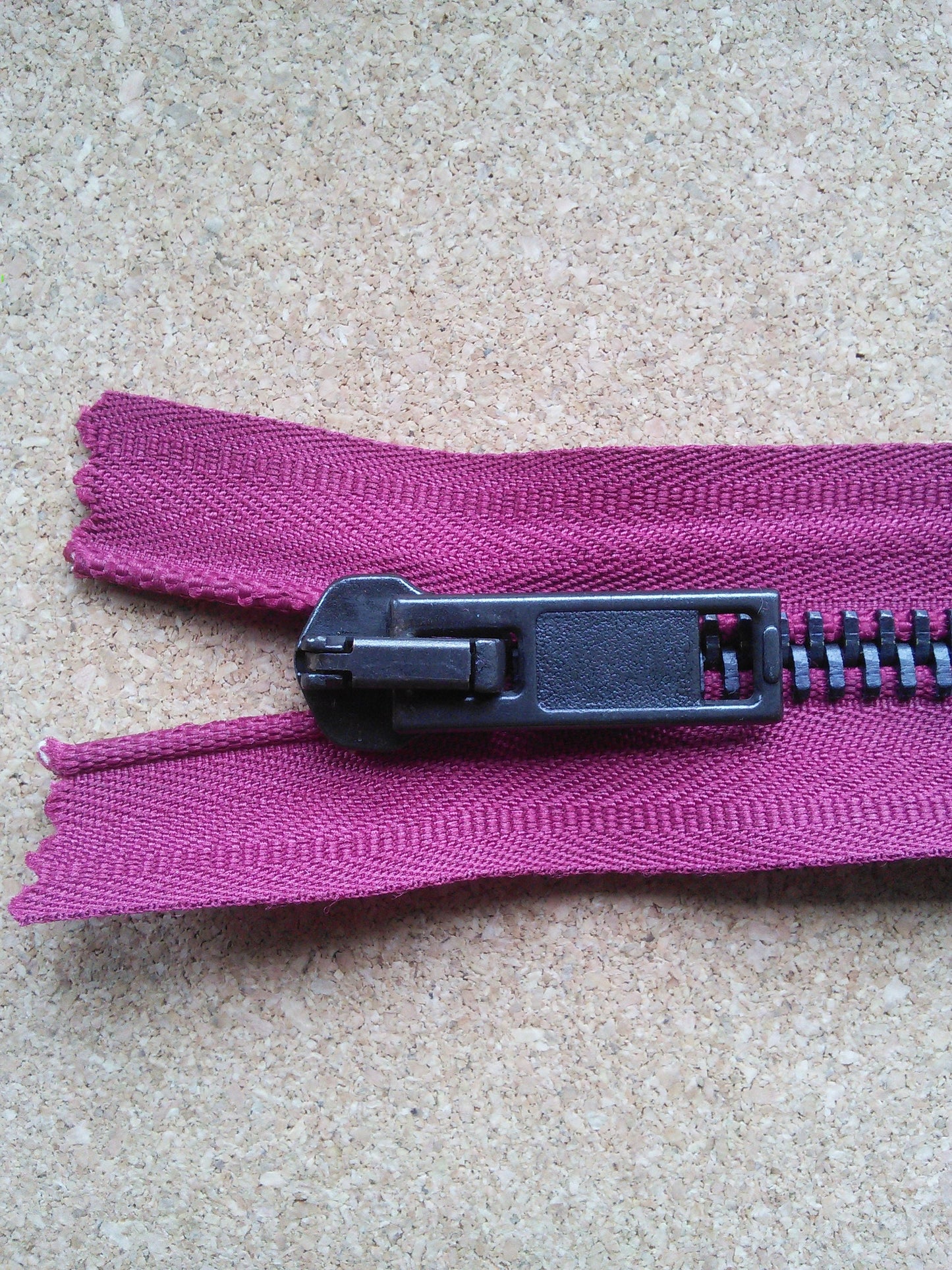 Deep raspberry zip red/burgundy very chunky heavy black metal 6 inch (15cm) closed end Size 8