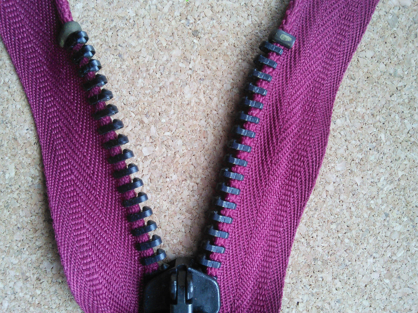 Deep raspberry zip red/burgundy very chunky heavy black metal 6 inch (15cm) closed end Size 8