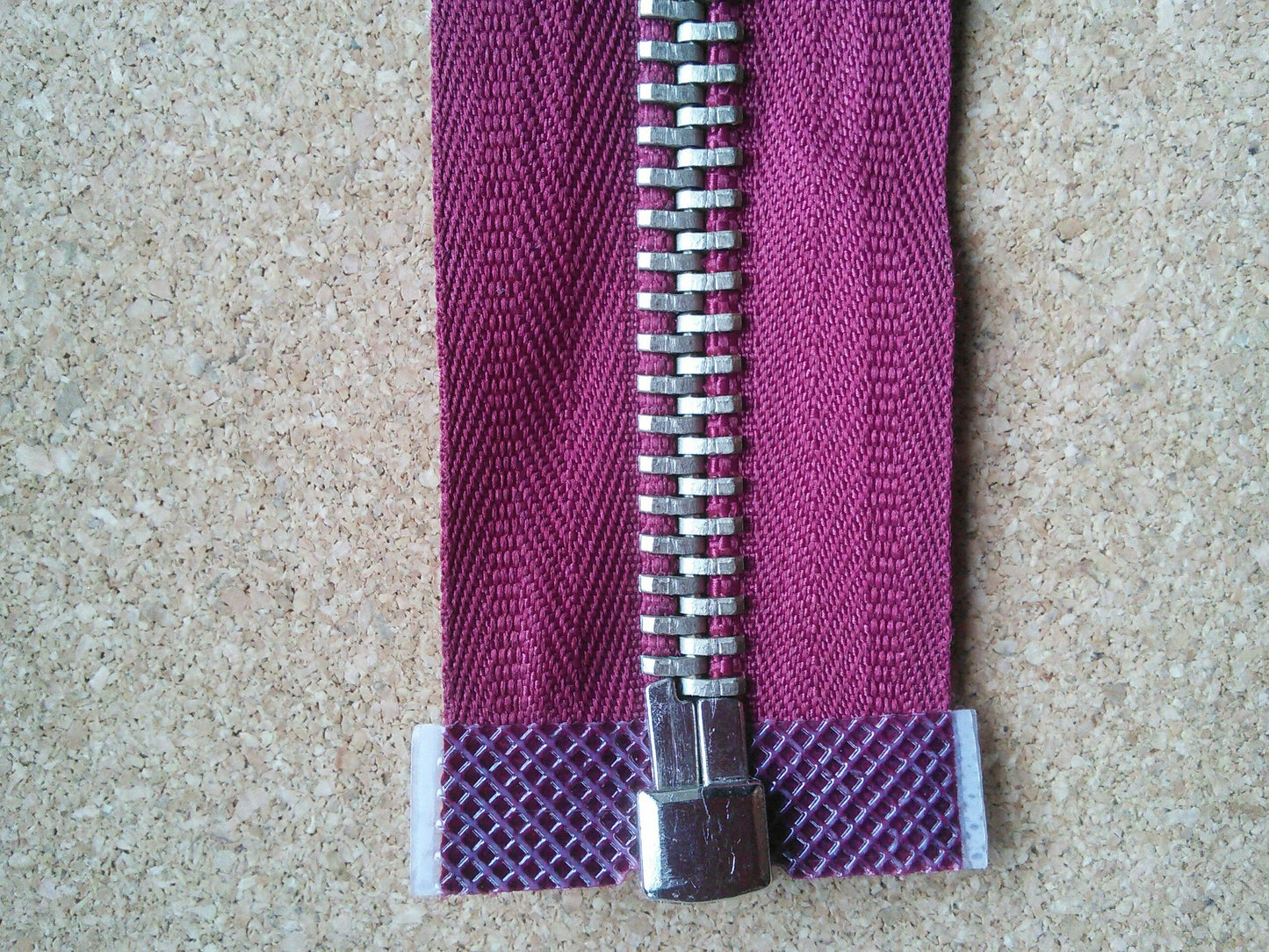 Deep raspberry zip red/burgundy very chunky heavy 23.5 inch separating zip pale gold (59.5cm) open ended Size 5
