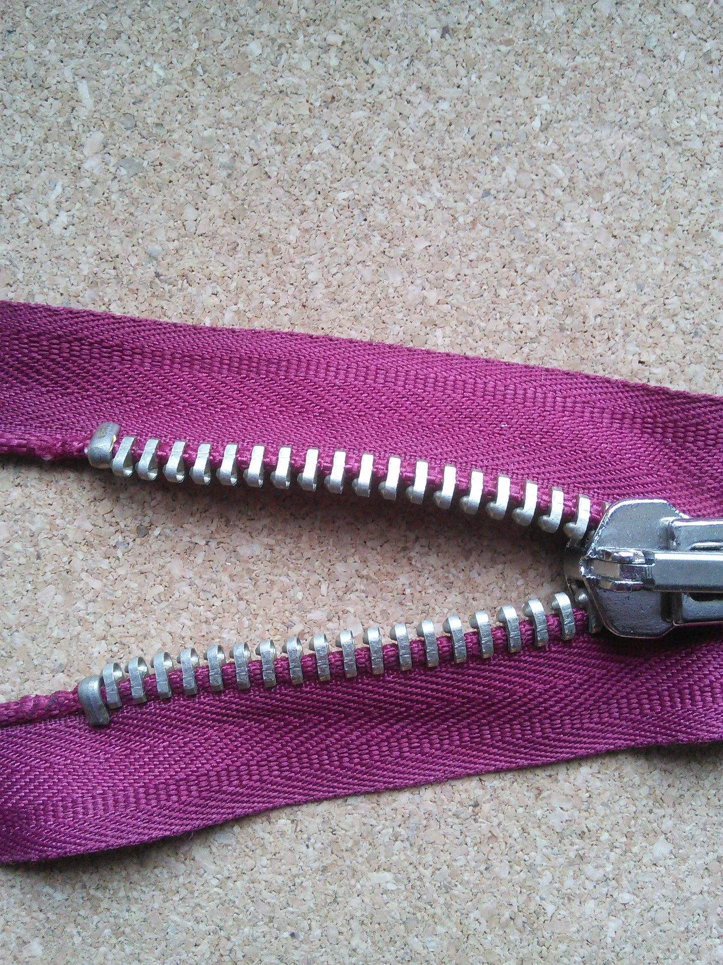 Deep raspberry zip red/burgundy very chunky heavy 23.5 inch separating zip pale gold (59.5cm) open ended Size 5