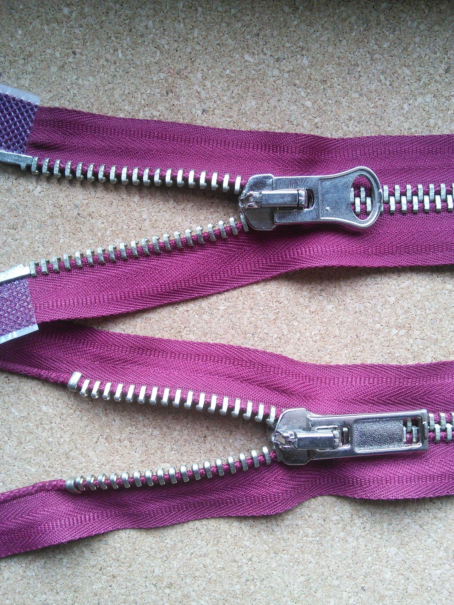 Deep raspberry zip red/burgundy very chunky heavy pale gold metal 23.5 inch (59.5cm) double ended Size 5
