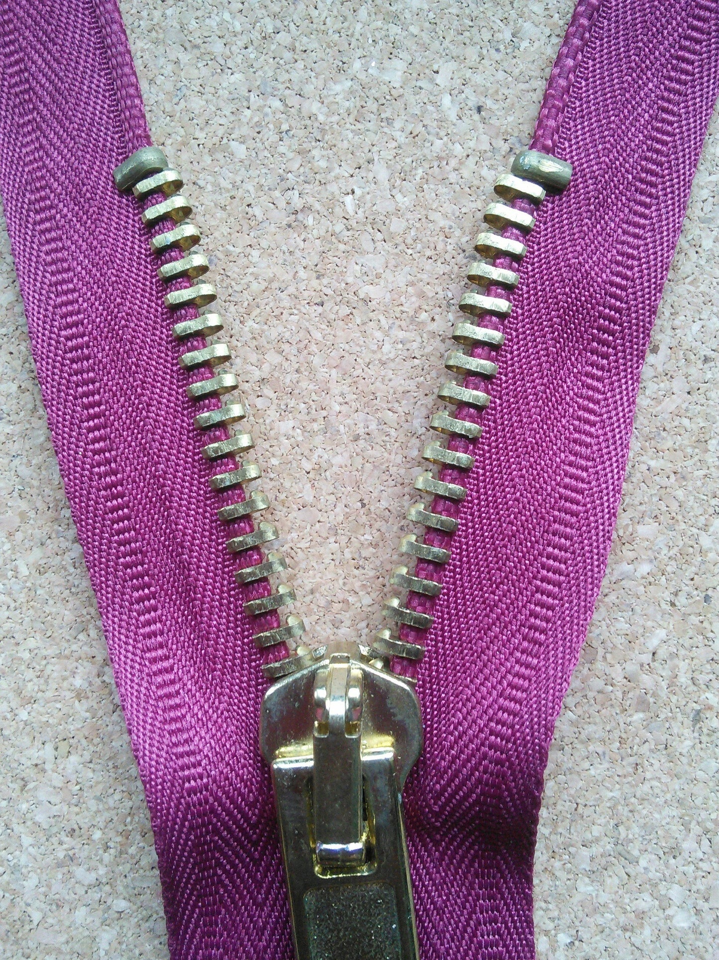Deep raspberry zip red/burgundy very chunky heavy gold metal 6 inch (15cm) closed end Size 8