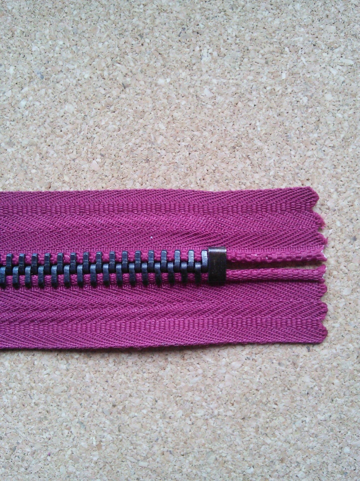 Deep raspberry zip red/burgundy very chunky heavy black metal 6 inch (15cm) closed end Size 8