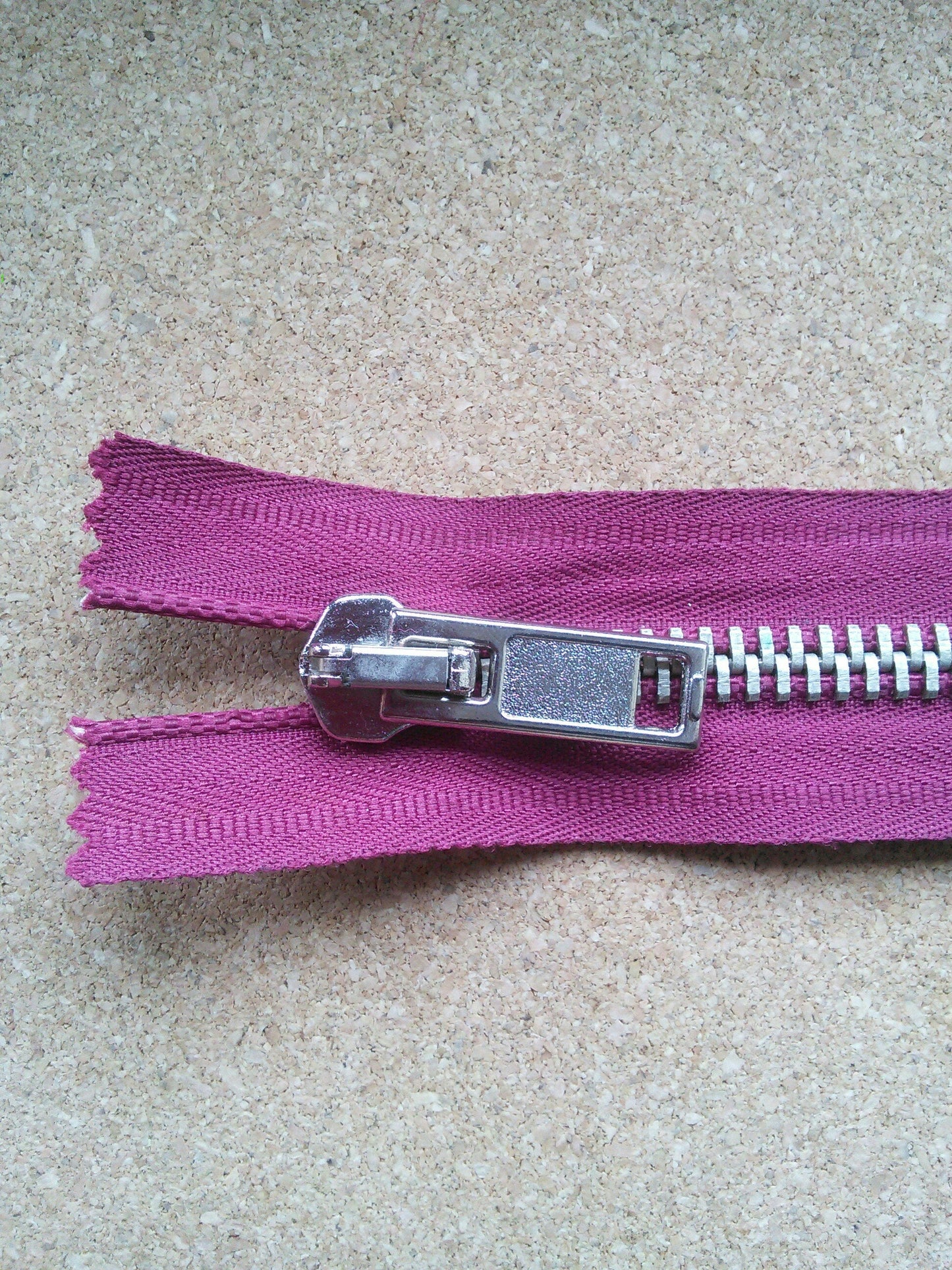Deep raspberry zip red/burgundy very chunky heavy pale gold 6 inch (15cm) closed end Size 8