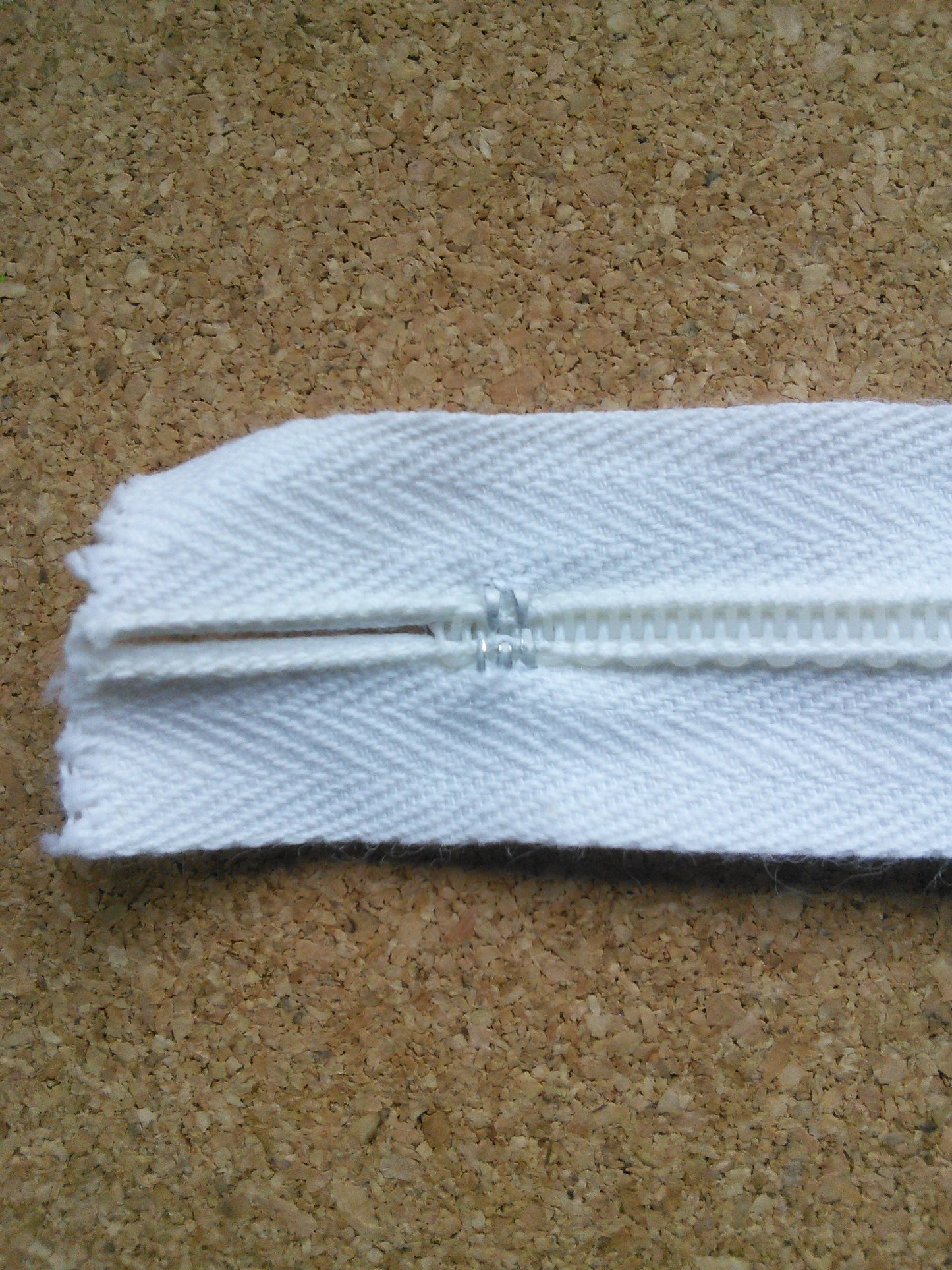 White nylon zip 22 inch (56 cm) closed end