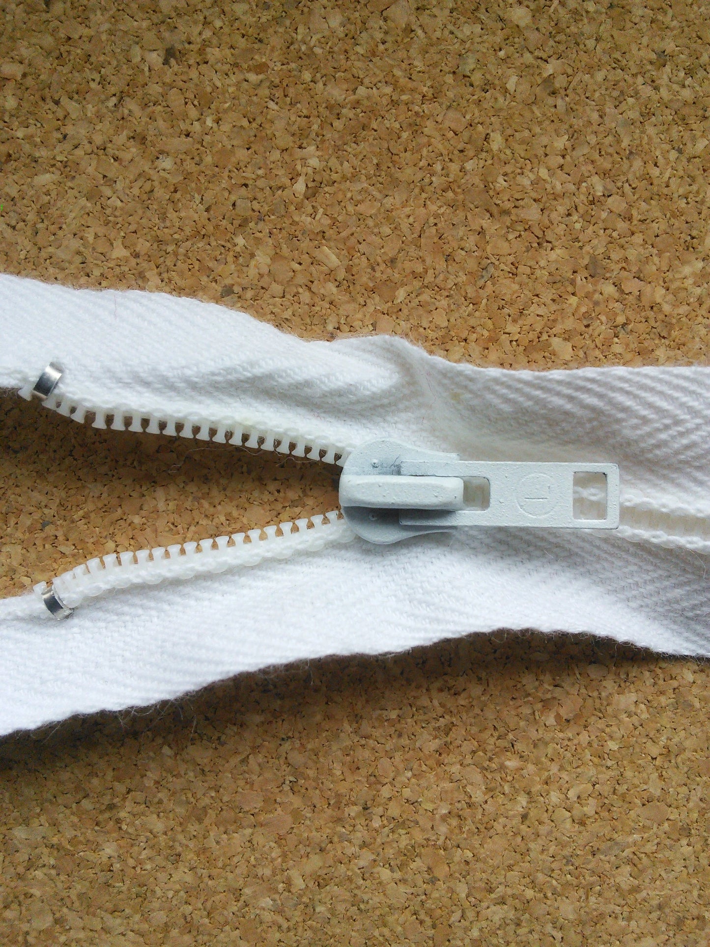 White nylon zip 22 inch (56 cm) closed end
