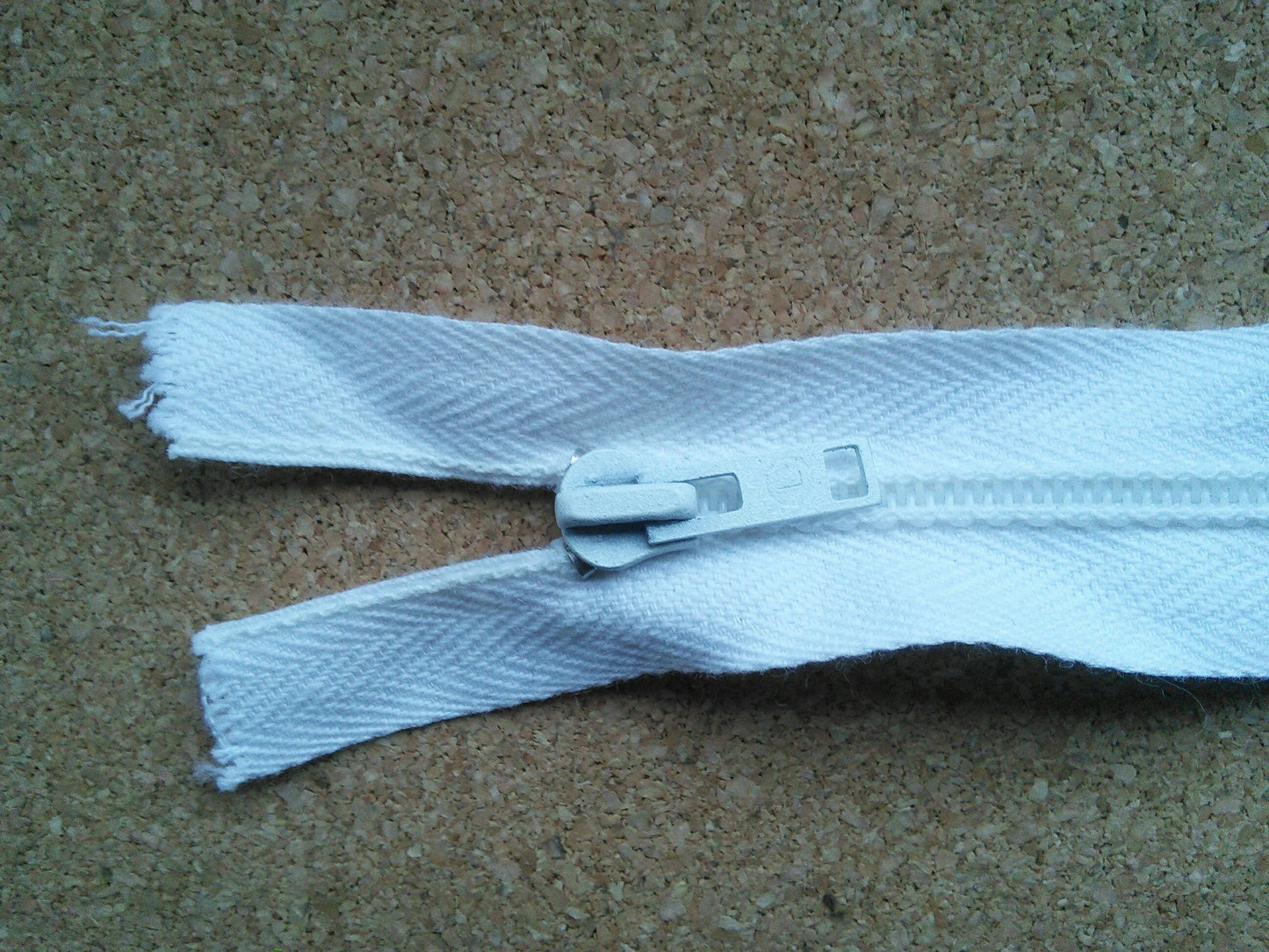 White nylon zip 22 inch (56 cm) closed end
