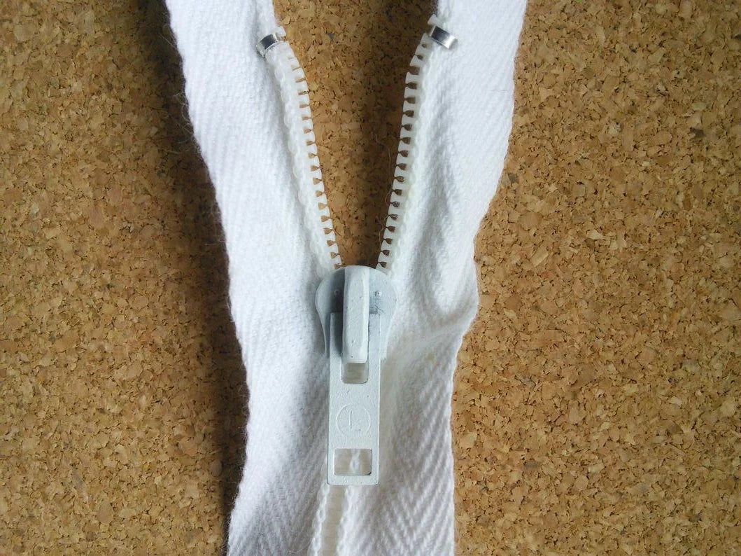 White nylon zip 22 inch (56 cm) closed end