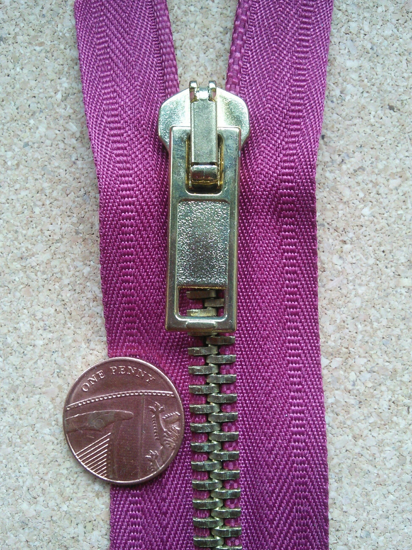 Deep raspberry zip red/burgundy very chunky heavy gold metal 6 inch (15cm) closed end Size 8