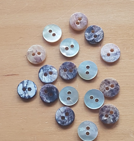 8 Round Buttons Brown Grey Black Wood Bone Effect Pearlised Plastic 0.80cm