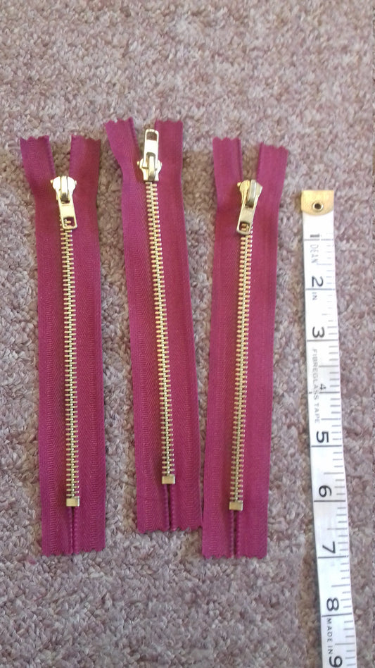 Deep raspberry zip red/burgundy chunky heavy gold metal 6 inch (15cm) closed end