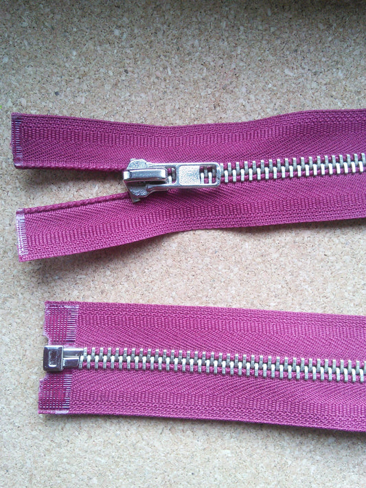 Deep raspberry zip red/burgundy heavy chunky 23.5 inch separating pale gold (59.5cm) open ended Size 8