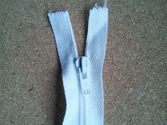 White nylon zip 22 inch (56 cm) closed end