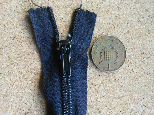 Black zip 19.5 inch (49.5cm) nylon closed end metal tip