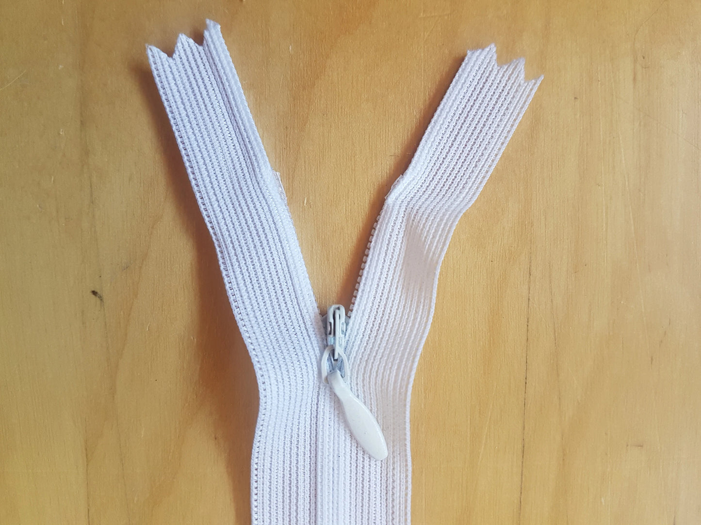 White nylon zip 8 inch (20.25cm) concealed for lighter fabrics