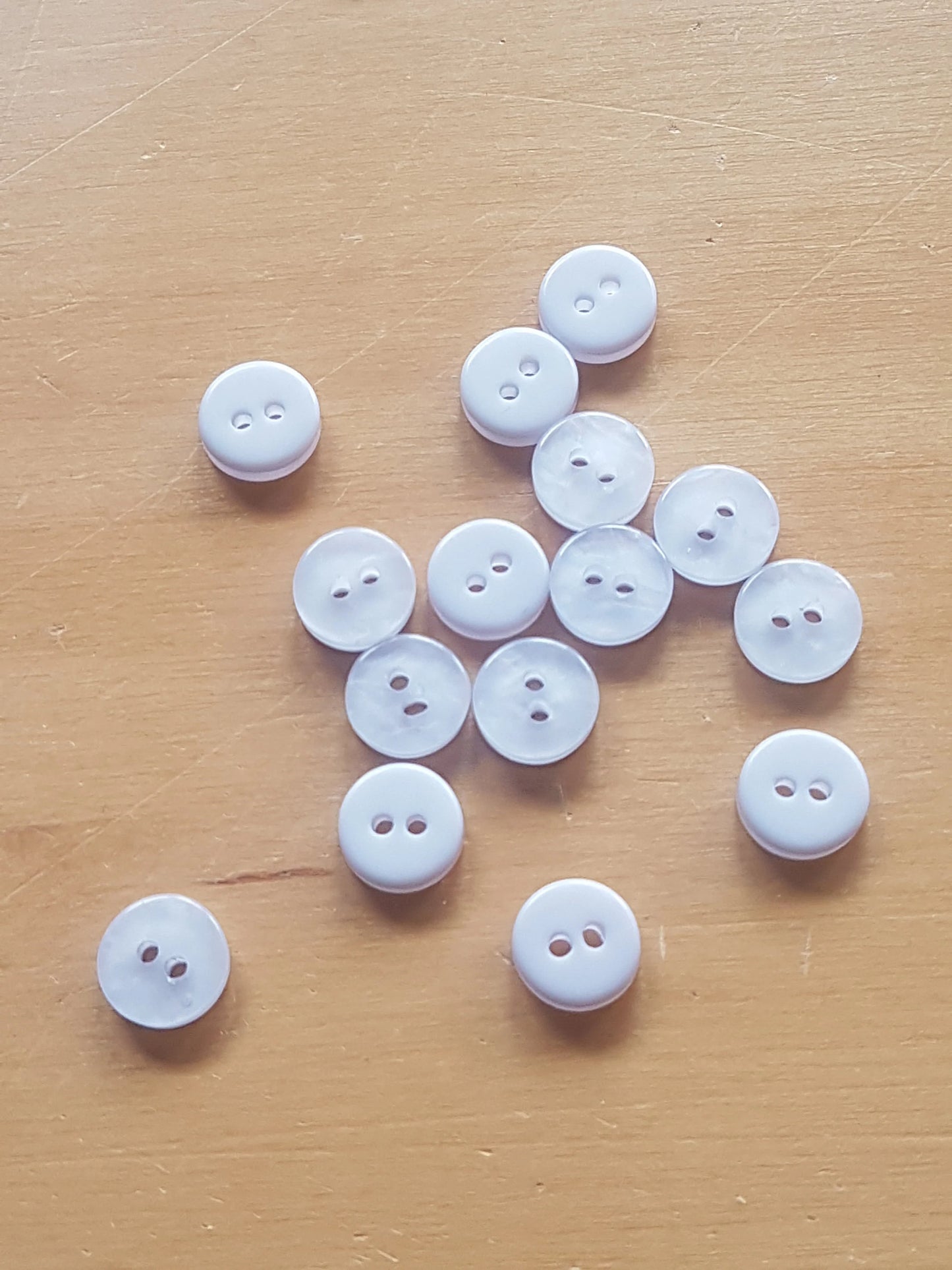 8 Round Buttons White Lilac Pearlised Plastic 0.75cm