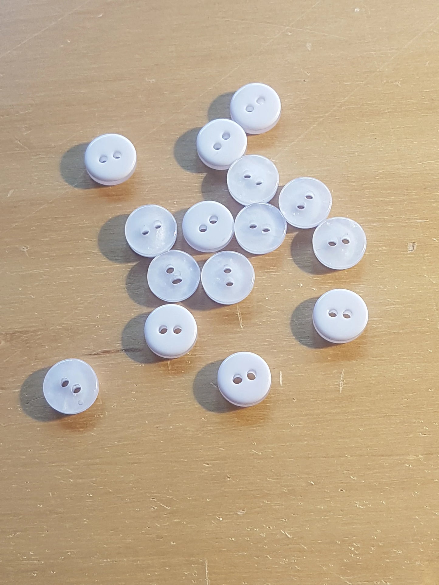8 Round Buttons White Lilac Pearlised Plastic 0.75cm