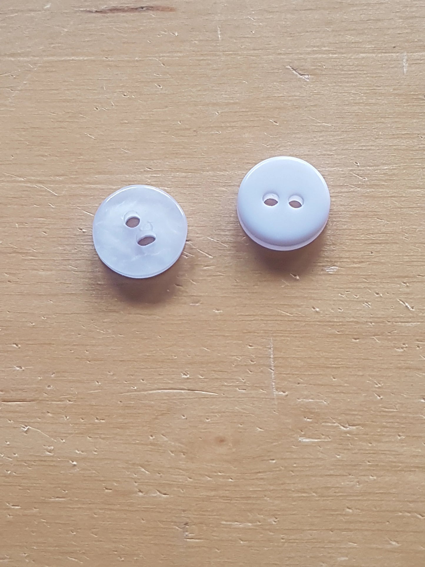 8 Round Buttons White Lilac Pearlised Plastic 0.75cm